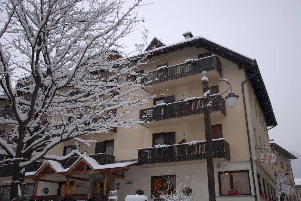 Hotel Wanda Pinzolo Exteriör bild